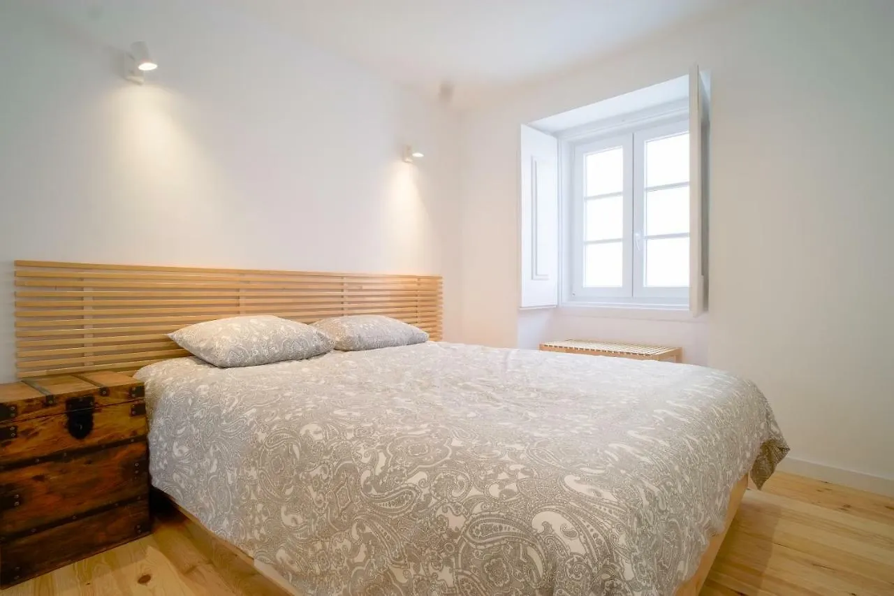 Bright And Sunny Apartment Lissabon